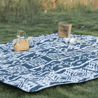 زیرانداز-کمپینگ-Mountain-Hiker-SZK777-با-ابعاد-200×200-سانتی‌متر-در-فضای-باز