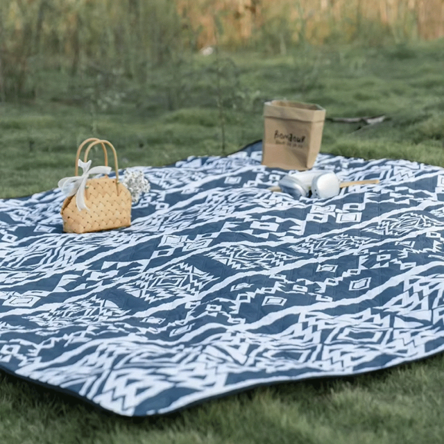 زیرانداز-کمپینگ-Mountain-Hiker-SZK777-با-ابعاد-200×200-سانتی‌متر-در-فضای-باز