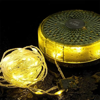 چراغ چادر ریسه‌ای شارژی MH-8208 روشن در داخل چادر کمپینگ
