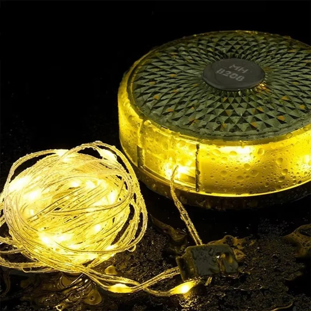 چراغ چادر ریسه‌ای شارژی MH-8208 روشن در داخل چادر کمپینگ