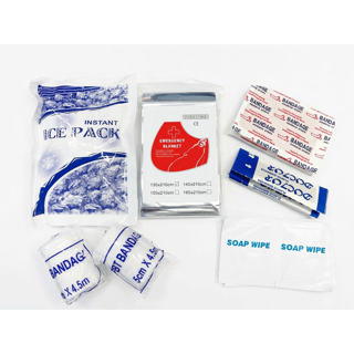 محتویات کیت امداد چیده‌شده روی زمین